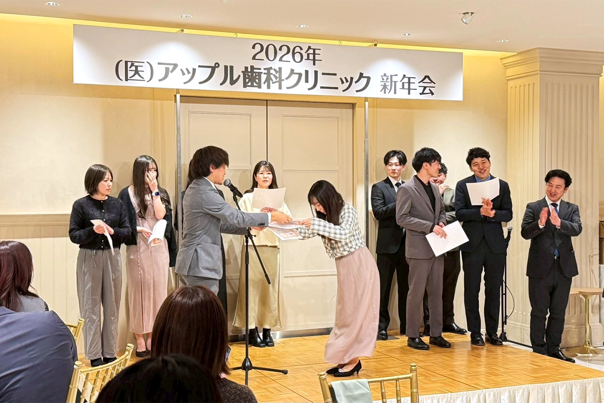 表彰される女性スタッフ