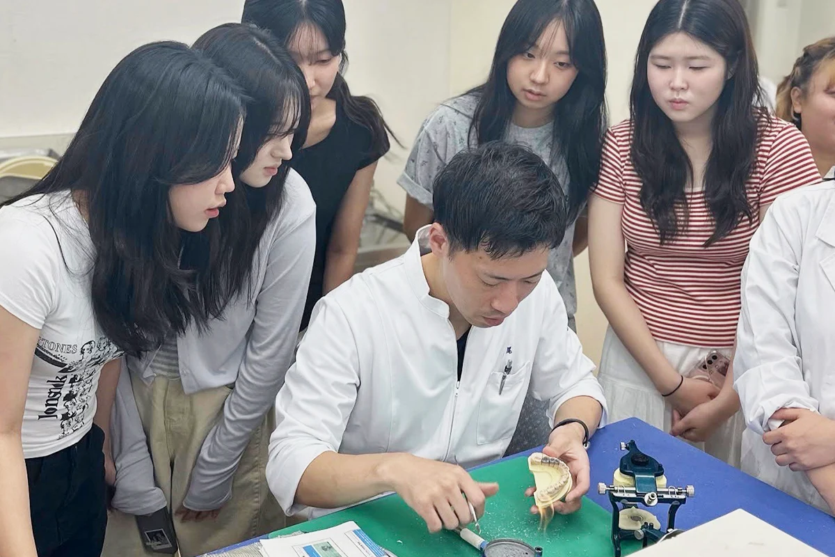 生徒に指導する歯科技工士西垣