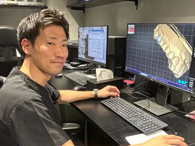 パソコンで歯をデザインする様子